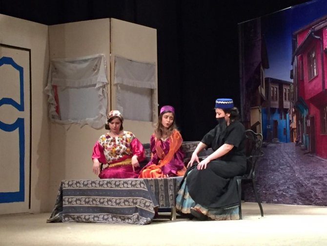 Yüksekova’da ’Yedi Kocalı Hürmüz’ oyunu sahnelendi