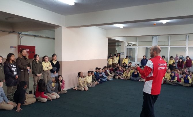 Burhaniye’de Milli Jimnastik Antrenörü Şenol öğrencilerle bir araya geldi