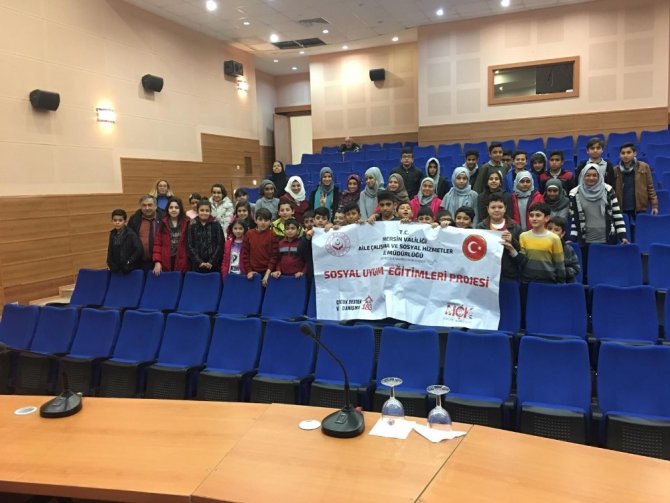 Türk ve Suriyeli çocuklar, Mersin Üniversitesi’nde sinema keyfi yaşadı