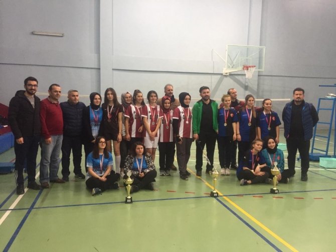 Badminton Düzce il şampiyonu Gümüşova Anadolu İHL oldu