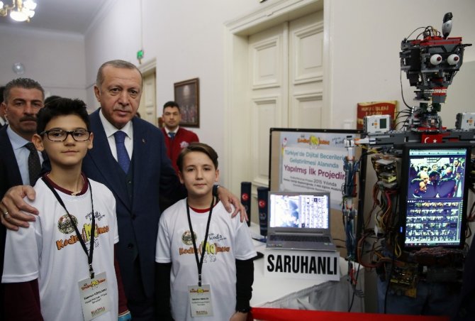 Cumhurbaşkanı Erdoğan öğrencilerin projelerini inceledi