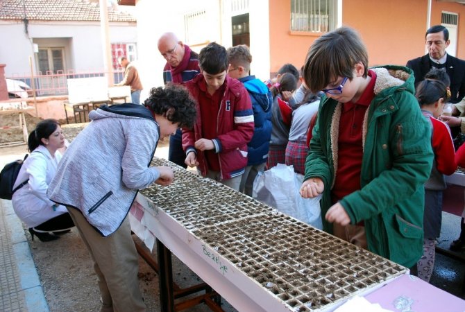Salihli’de öğrencilerden yerel tohum seferberliği