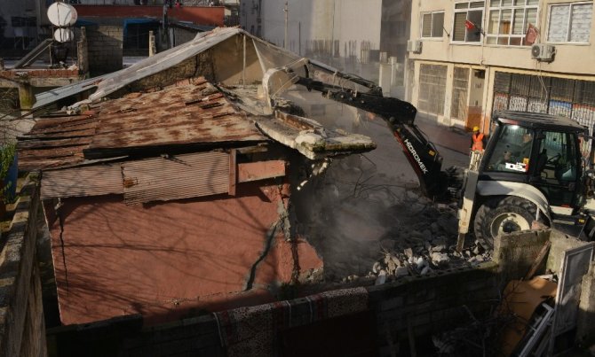 Mersin’de metruk binaların yıkımı sürüyor