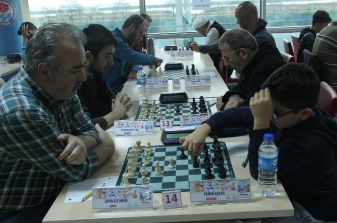 24 Şubat Kurtuluş Kupası satranç turnuvası kıyasıya maçlara sahne oldu