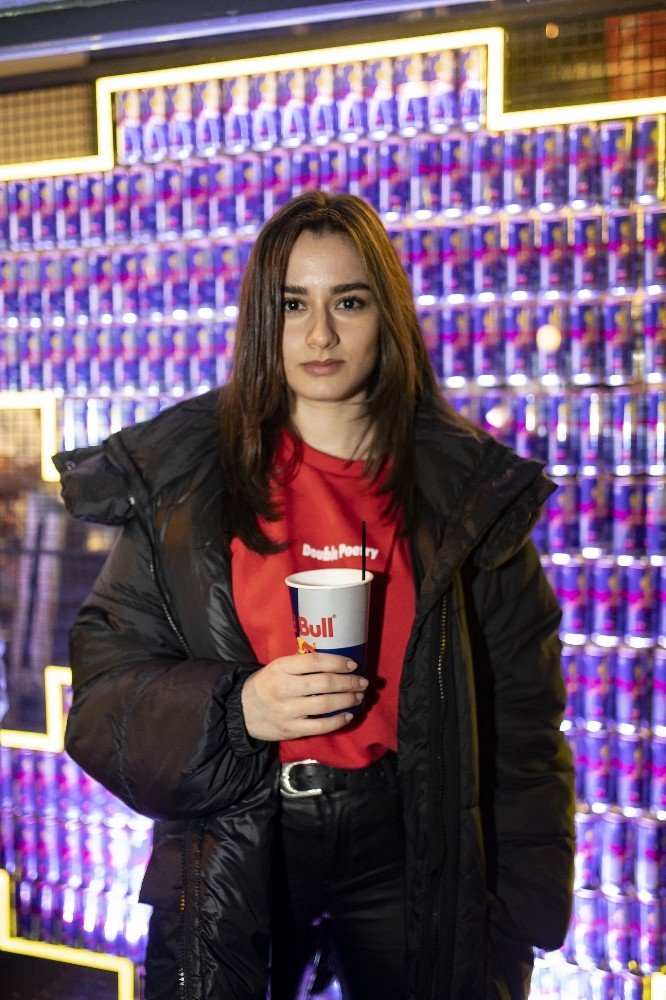 Ece Yaşar ve İlayda Akdoğan Red Bull Retro Oyun Gecesi’ndeydi