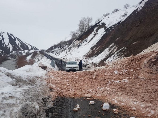 Karlıova-Yedisu yolu çığ nedeniyle kapandı