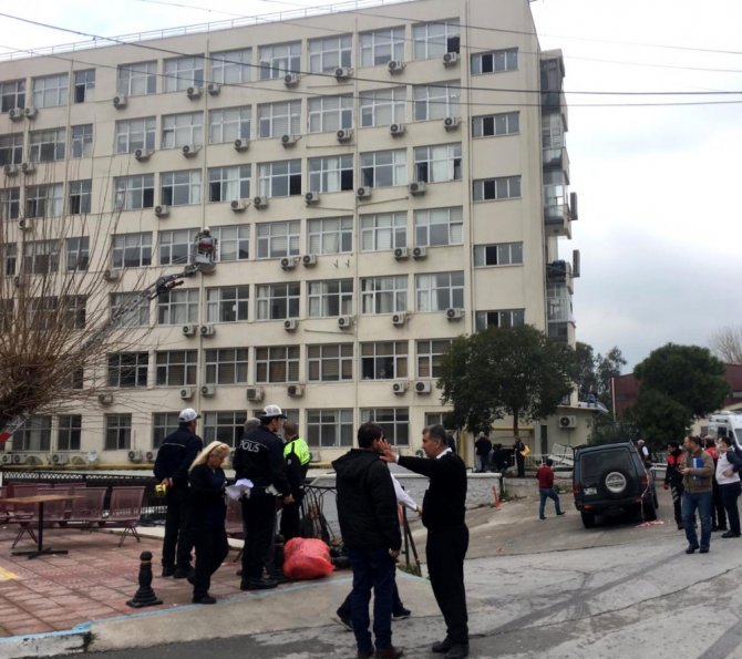 İzmir’deki Tepecik Eğitim ve Araştırma Hastanesi’nde yangın çıktı. İtfaiye ekipleri yangına müdahale ederken, hastanede bulunan hastalarda camlardan tahliye ediliyor.