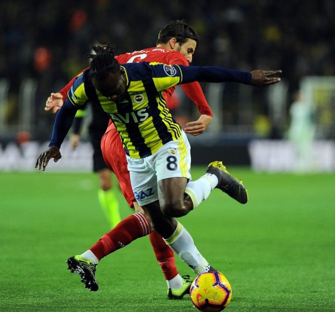 Spor Toto Süper Lig: Fenerbahçe: 0 - Demir Grup Sivasspor: 0 (İlk yarı)