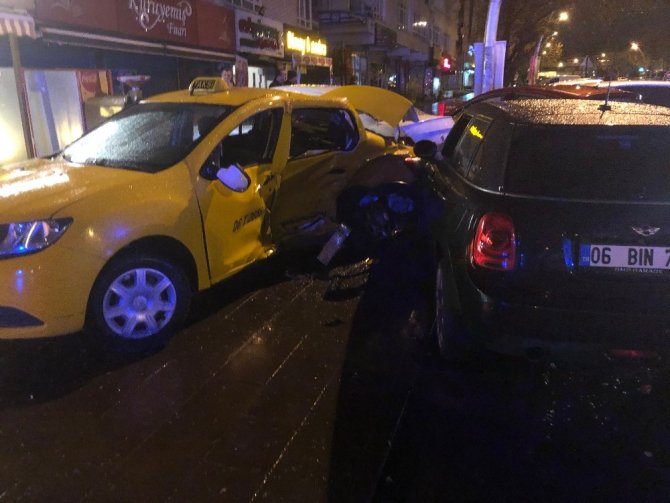 Başkent’te alkollü sürücü 4 araca birden çarptı