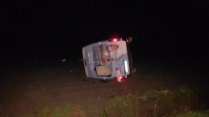 Osmaniye’de MHP seçim minibüsü kaza yaptı 2 yaralı