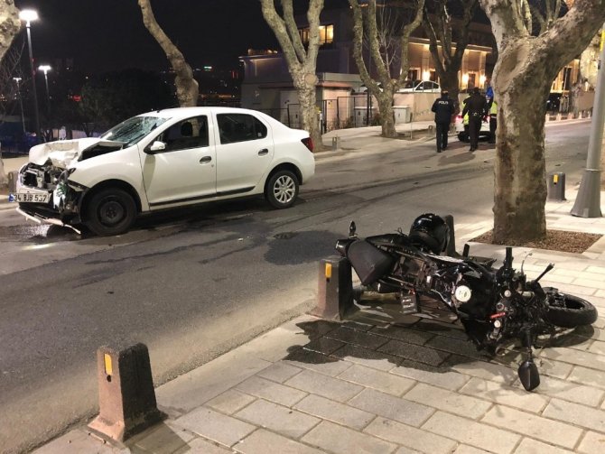 Üsküdar’da otomobil ile motosiklet kafa kafaya çarpıştı: 2 yaralı