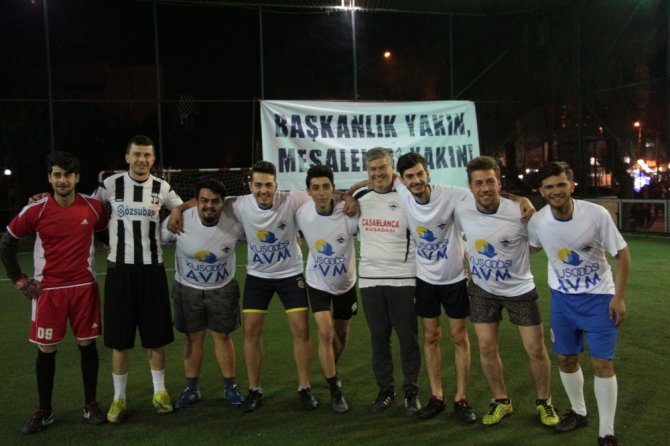 Fuat Akdoğan, gençlerle halı saha maçı yaptı