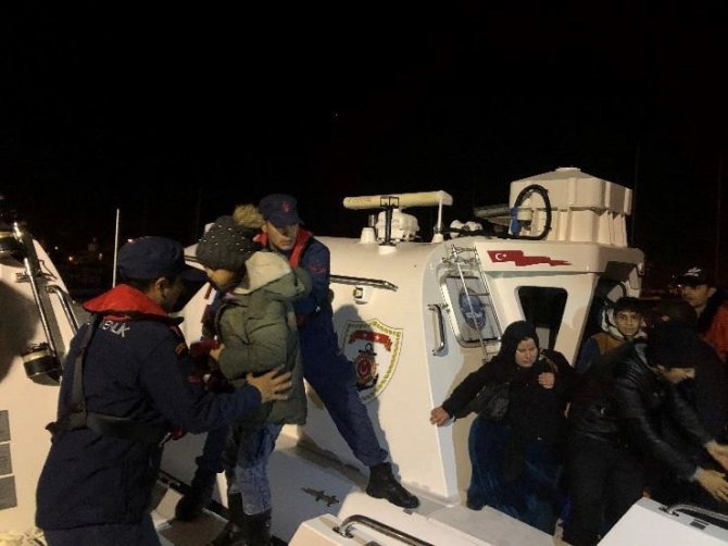 İzmir’de 54 kaçak göçmen yakalandı