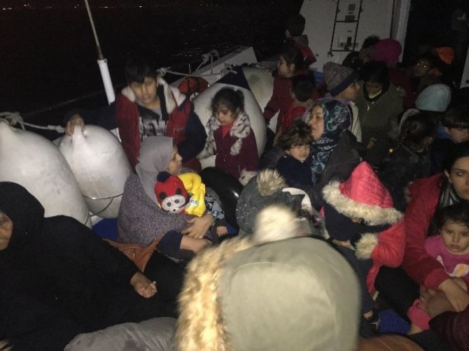 İzmir’de 54 kaçak göçmen yakalandı