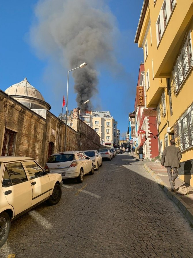 Sultanahmet’te 2 otelin çatı katı yandı