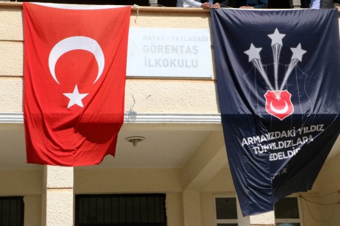 Hatay’da 450 çocuğa Beşiktaş forması giydirildi