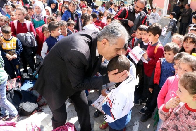 Hatay’da 450 çocuğa Beşiktaş forması giydirildi
