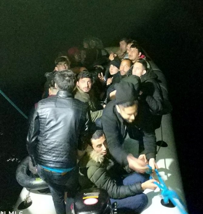 Düzensiz göçmenler Sahil Güvenlik helikopterine yakalandı