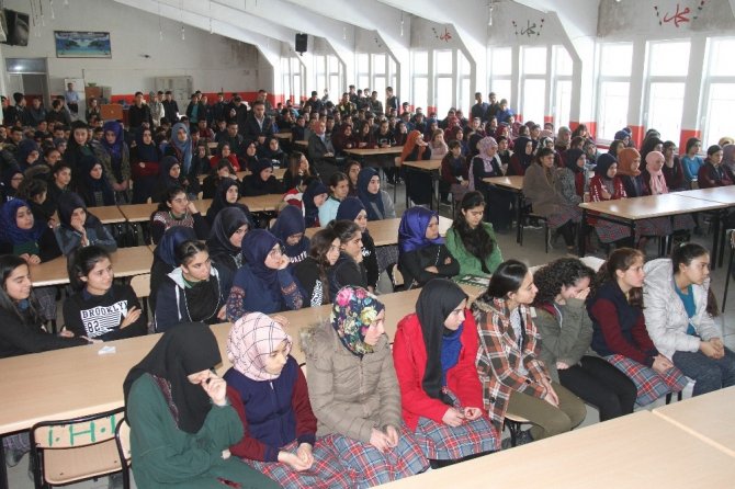 Yazar Türkmen, Muradiye’de konferans verdi