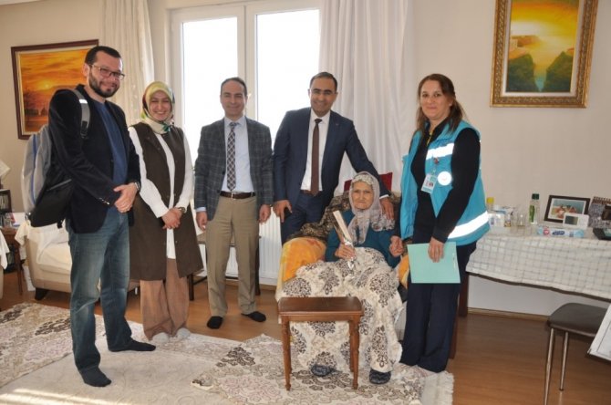Karaman İl Sağlık Müdürü Arslan, evde bakım hizmeti alan yaşlıları ziyaret etti