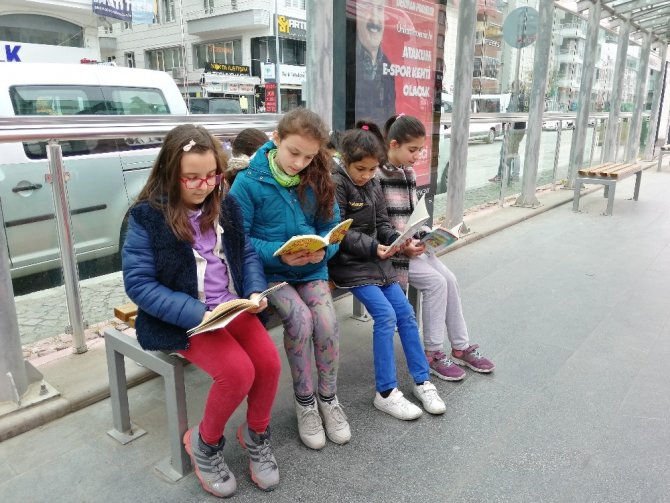 Ortaokul öğrencilerinden tramvay istasyonunda kitap farkındalığı