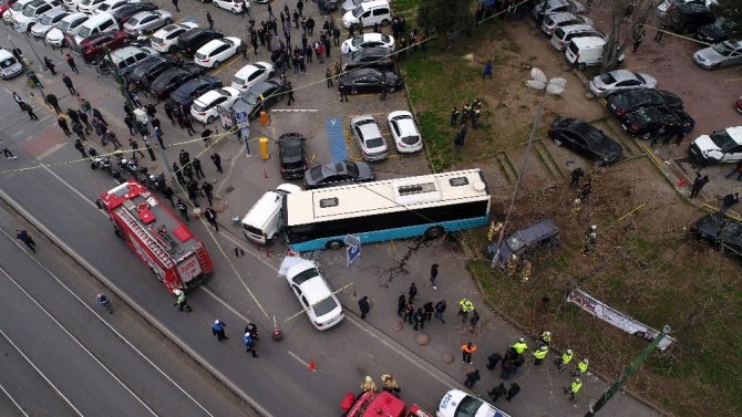 Beyazıt Meydanı’nda halk otobüsü faciası: 4 yaralı