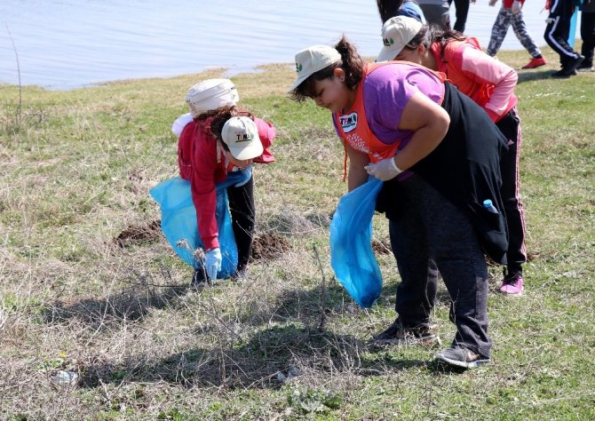 Bolu’da bir araya gelen yüzlerce çocuk piknik alanındaki çöpleri topladı