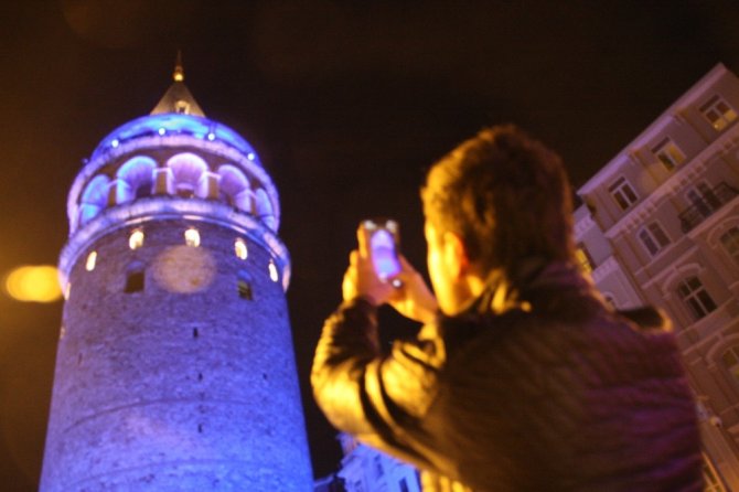 İstanbul’un simgeleri Mavi’ye büründü