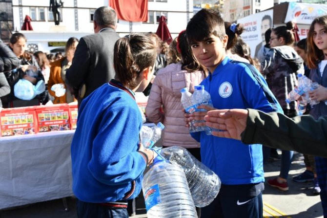 Tunceli’de "Sıfır Atık" projesi kapsamında pet şişe getirene bez çanta