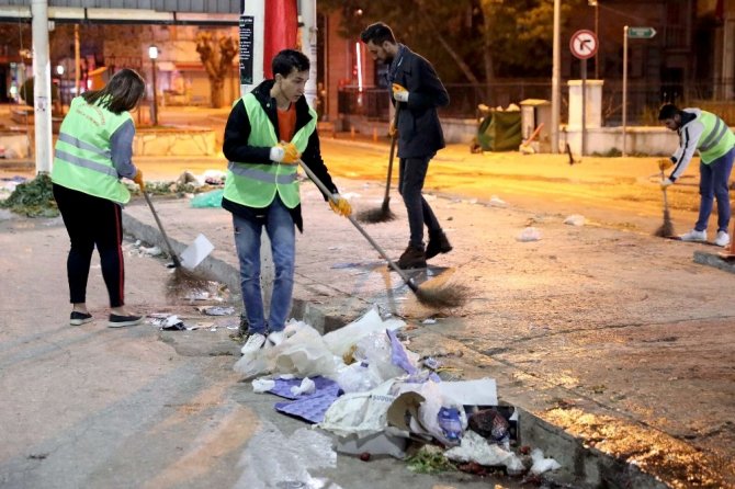 Öğrenciler temizlik işçileri ile sokak süpürdü, çöp topladı