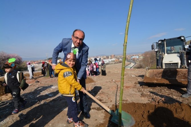 Başkan Mustafa Çöl, öğrenciler ile ağaç dikti