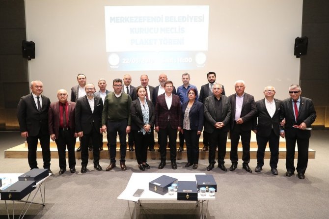 Başkan Subaşıoğlu belediye meclis üyelerine plaketle teşekkür etti