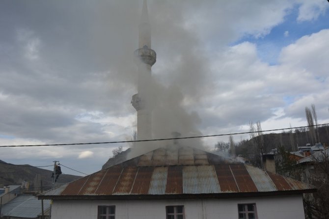 Caminin çatısı yandı