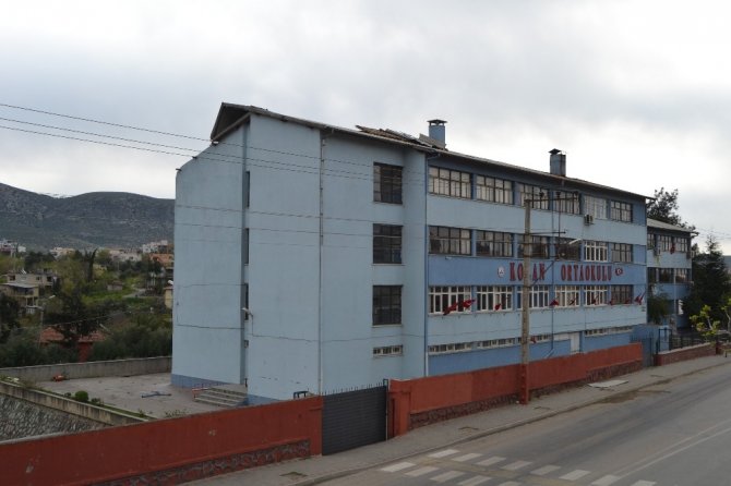 Adana’da fırtına okulun çatısını uçurdu