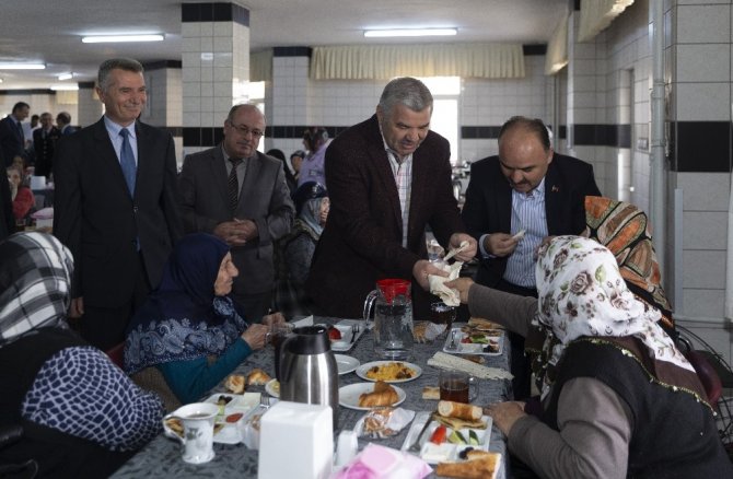 Başkan Çelik, Yaşlılara Saygı Haftası’nda Huzurevi’ndeki yaşlılarımızla bir araya geldi
