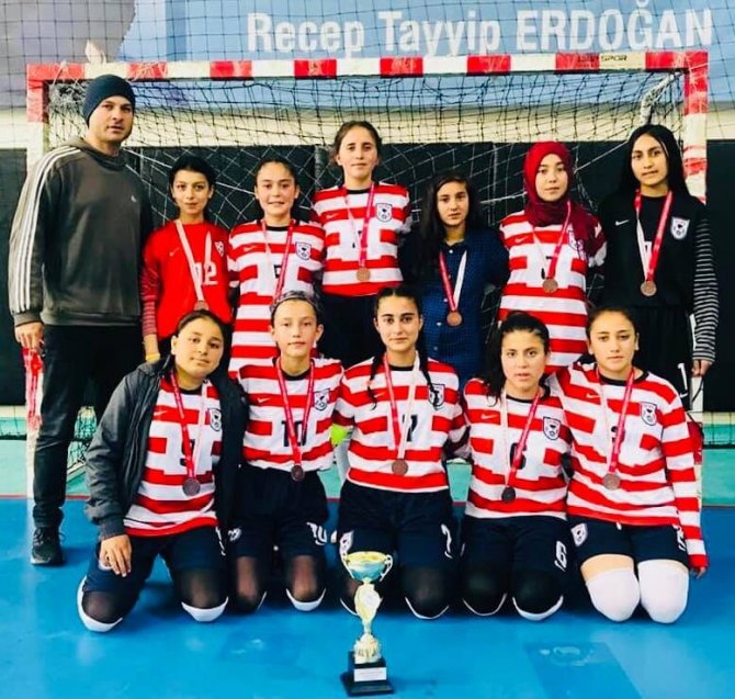 Karaisalı’da bir köy okulu futsalda Adana üçüncüsü oldu