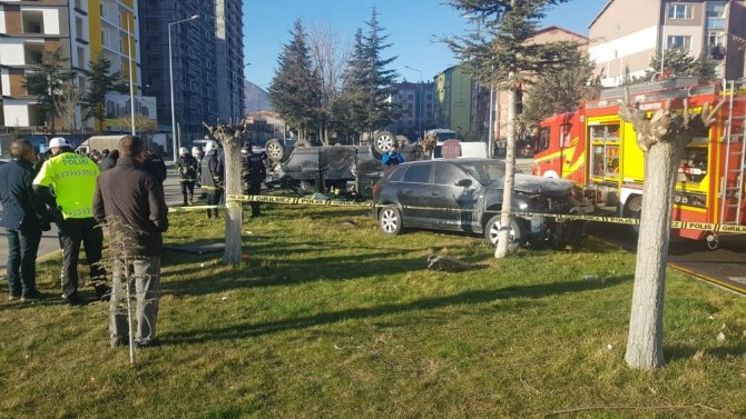 Isparta’da otomobil ile çarpışan minibüs kavşakta ters döndü: 1 ölü, 7 yaralı