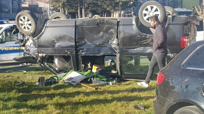 Isparta’da otomobil ile çarpışan minibüs kavşakta ters döndü: 1 ölü, 7 yaralı
