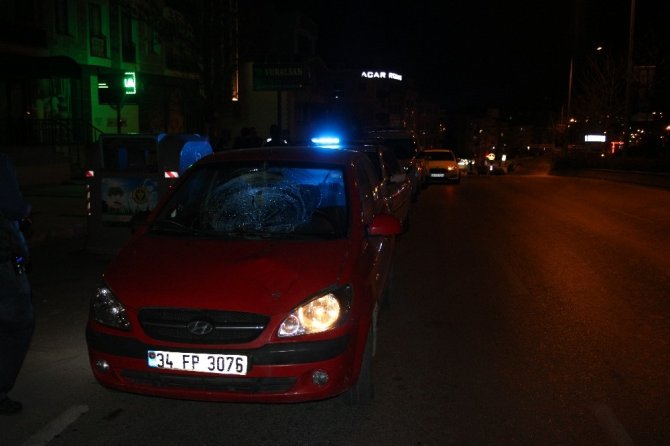 İzmir’de otomobilin yaya çarptığı anlar kamerada