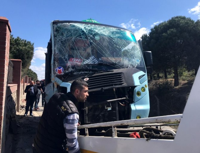 Maltepe’de minibüs kazası: 8 yaralı