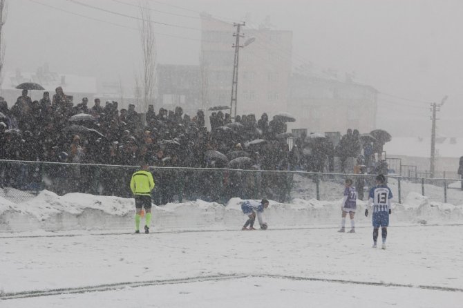 Futbolun sultanları karda mücadele etti