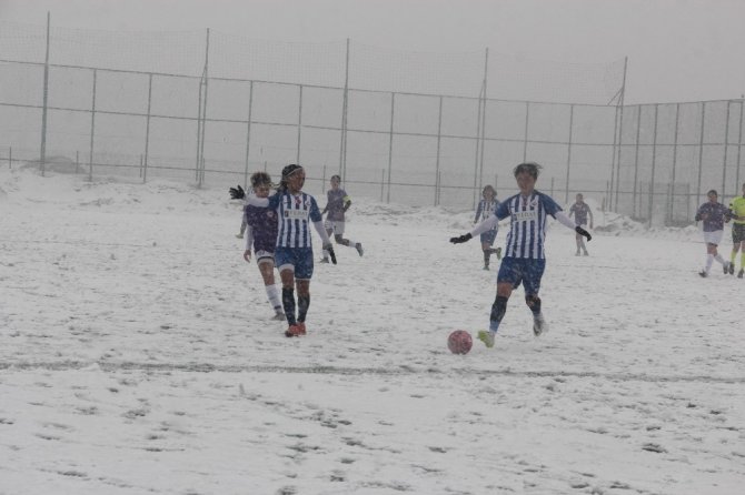 Futbolun sultanları karda mücadele etti