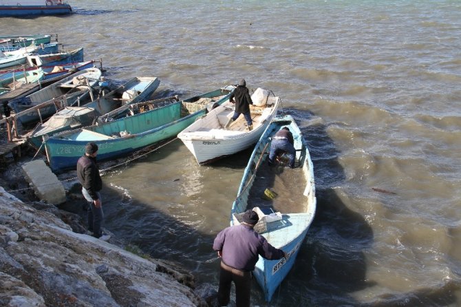 Balıkçılar, şiddetli rüzgarda batma tehlikesi olan tekneleri için seferber oldu
