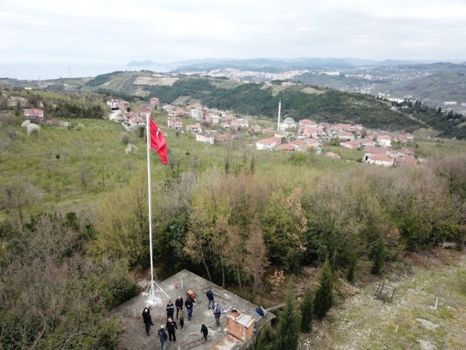 Şehitler anısına 20 metrelik Türk Bayrağı astılar