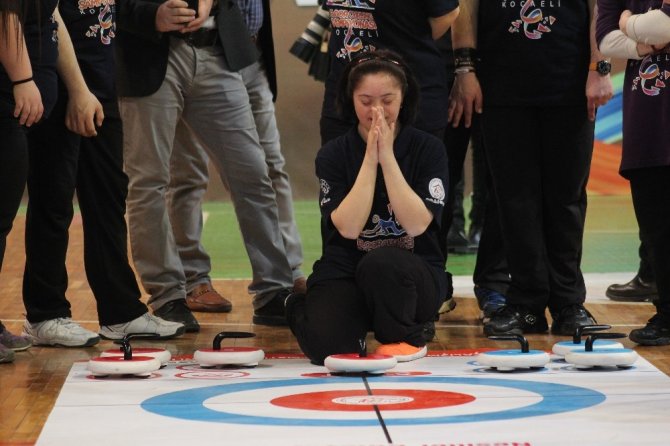 Özel öğrenciler floorcurling turnuvasında kıyasıya yarıştı