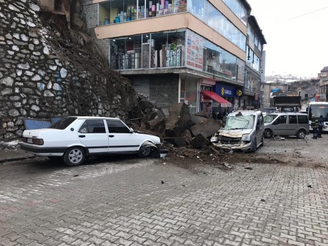Bitlis’te caddeye kaya parçaları düştü: 3 araç hasar gördü