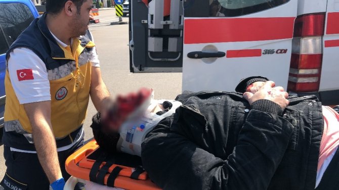 Ticari araca çarpan motosiklet sürücüsü hastanede öldü