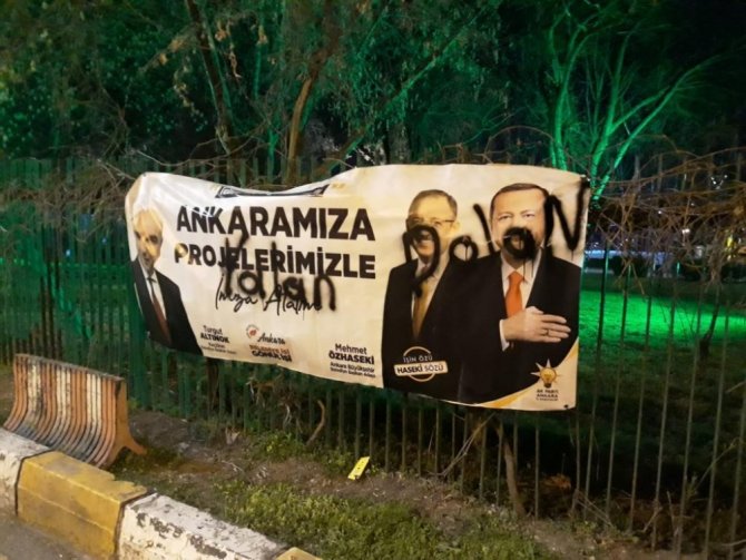 AK Parti afişlerine çirkin saldırı