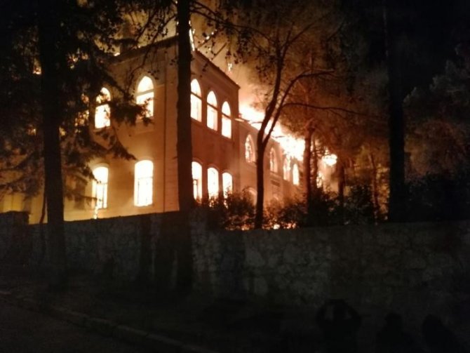 91 yıllık okulda çıkan yangınla ilgili 2 kişi gözaltına alındı