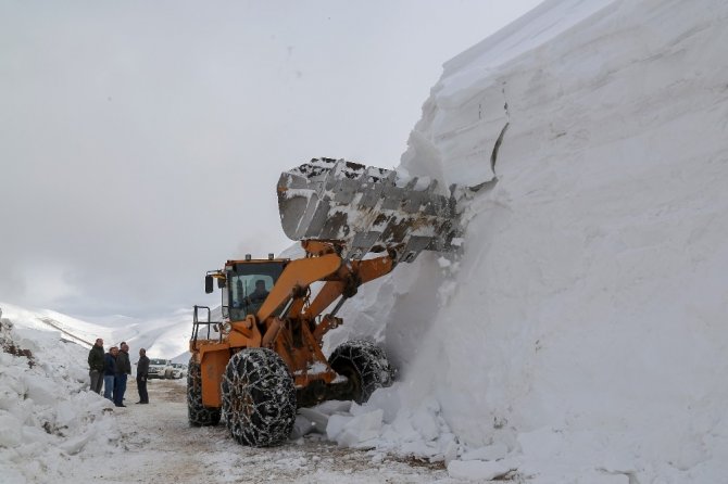 Gümüşhane’de seçim için 6 metrelik kar kütleleri aşılıyor